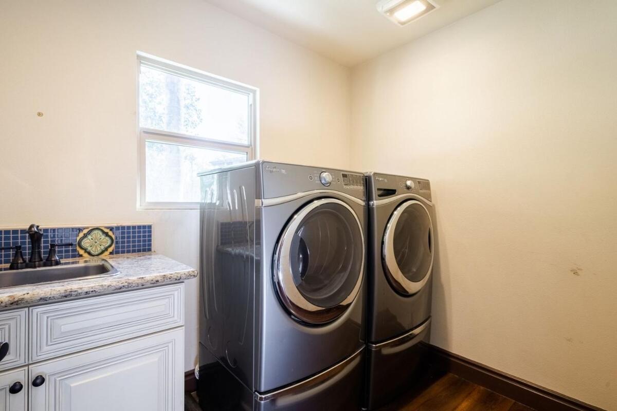 5 Mins From Universal With Heated Pool, Spa, Golf & Pong