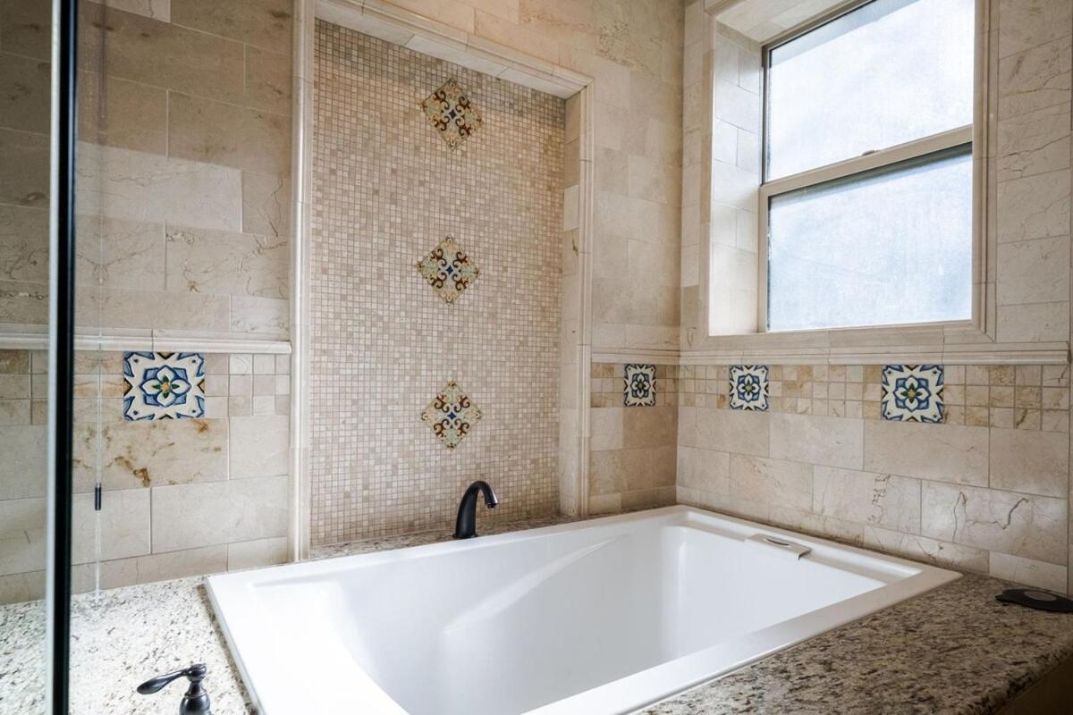 5 Mins From Universal With Heated Pool, Spa, Golf & Pong Los Angeles