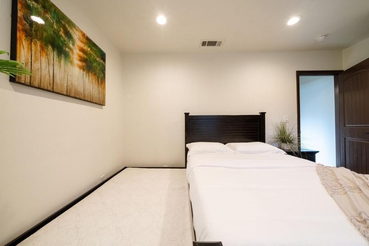 Holiday home 5 Mins From Universal With Heated Pool, Spa, Golf & Pong Los Angeles
