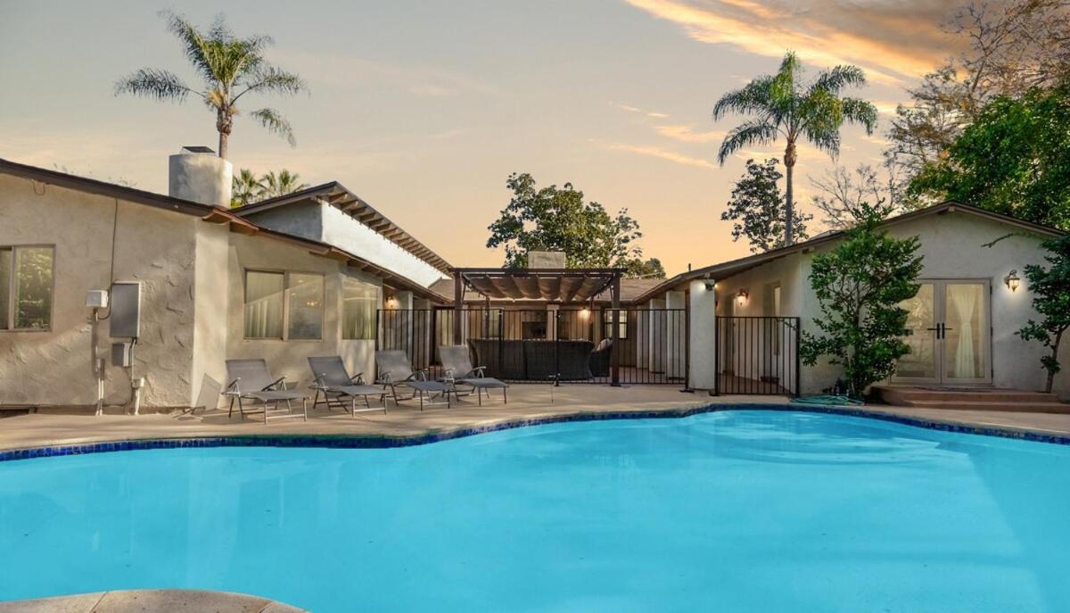 5 Mins From Universal With Heated Pool, Spa, Golf & Pong Holiday home Los Angeles