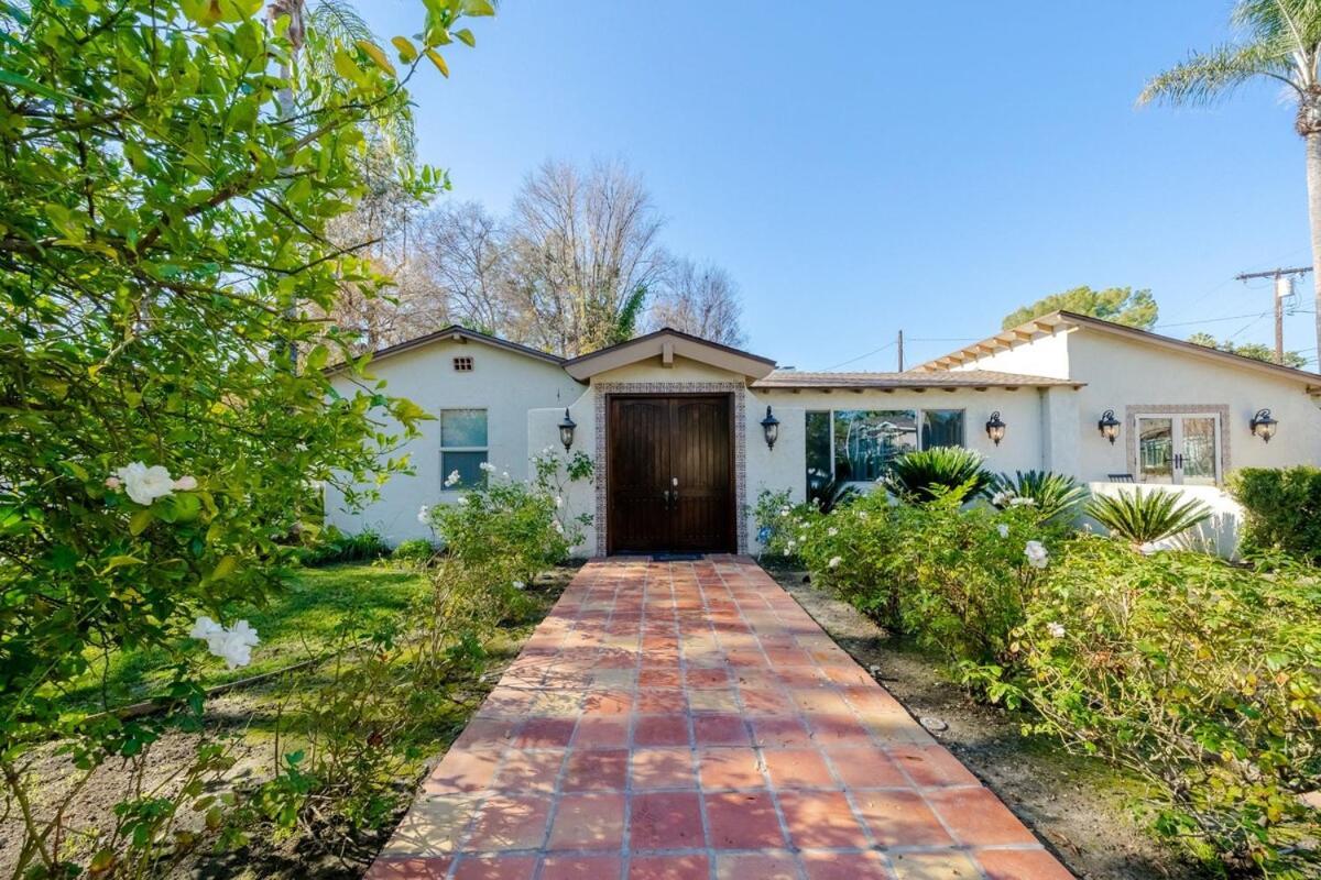 5 Mins From Universal With Heated Pool, Spa, Golf & Pong Holiday home Los Angeles